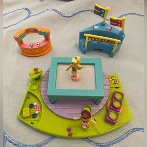 Polly Pocket 1999 Trampoline gymnastics magnetic playset. 2 dolls